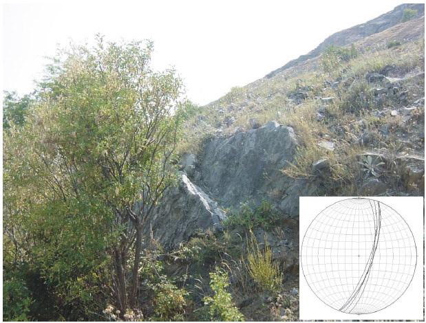 GRCS072F12 - Photograph of the fault scarp with equal-area projection